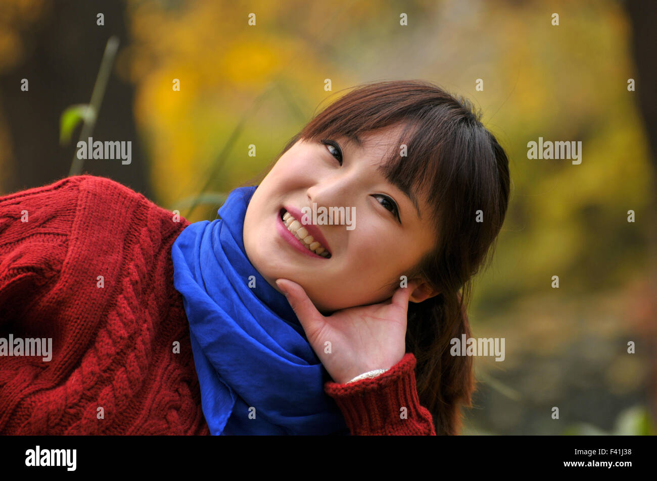 Schöne chinesische Mädchen auf dem Lande Stockfoto