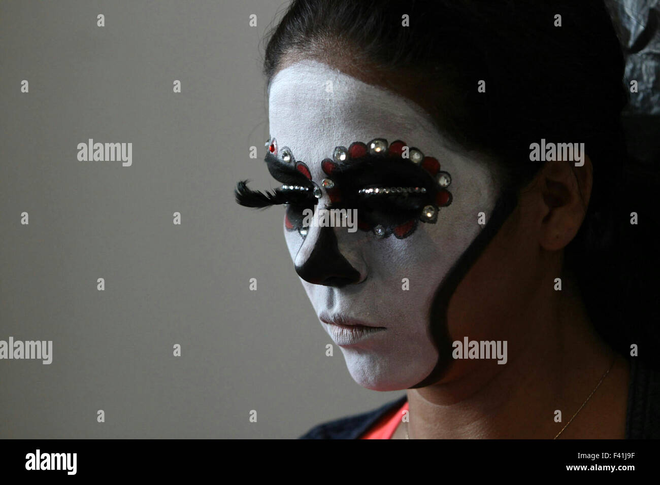 Mexico City, Mexiko. 13. Oktober 2015. Eine Schauspielerin, die als 'La Catrina' charakterisiert wird während der Präsentation für Medienvertreter des Programms 2015 Aktivität des La Catrina Fest 2015, in Mexiko-Stadt, Hauptstadt von Mexiko, am 13. Oktober 2015 gesehen. 'Catrinas', "Charros" und "Pachucos" Zeichen werden bei La Catrina Fest 2015 dargestellt werden. Bildnachweis: Jorge Rios/Xinhua/Alamy Live-Nachrichten Stockfoto