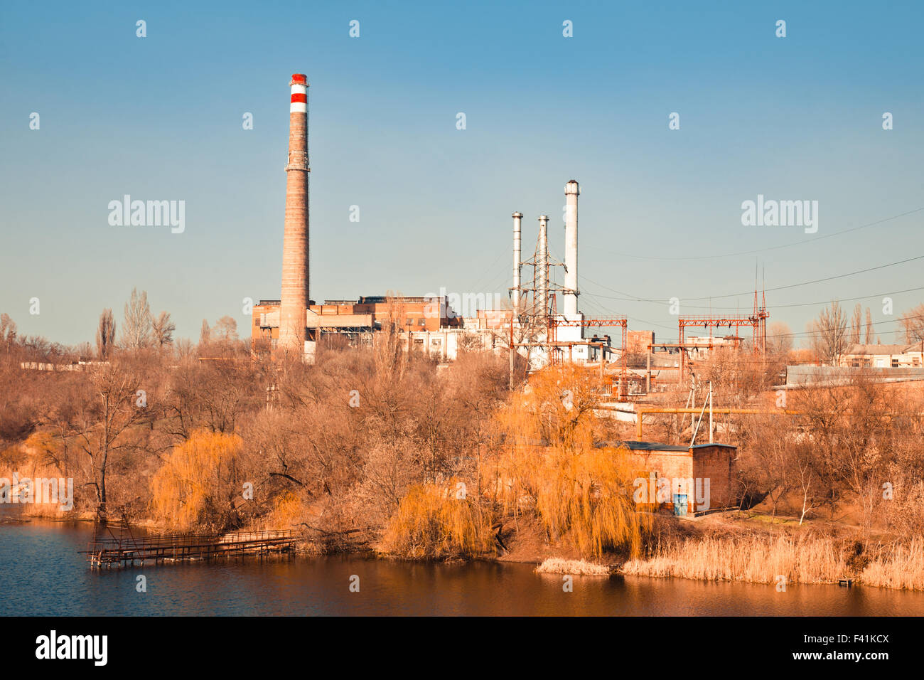 Alten thermoelektrische Kraftwerk am Fluss Stockfoto
