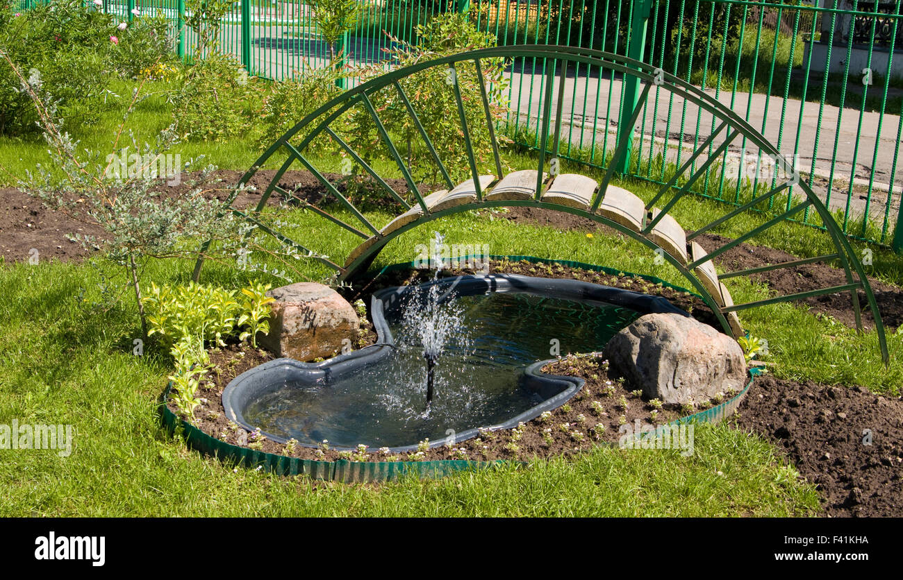 Gartenlandschaft Design Kleiner Teich Mit Kleinen Springbrunnen