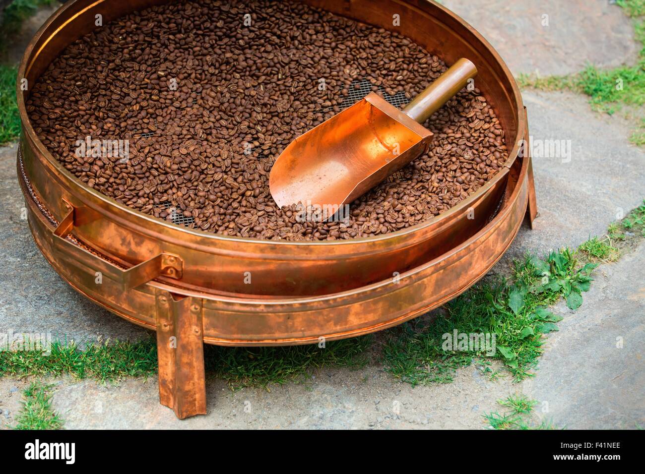 Kupfergefäß für Kaffeerösten mit Schaufel Stockfoto