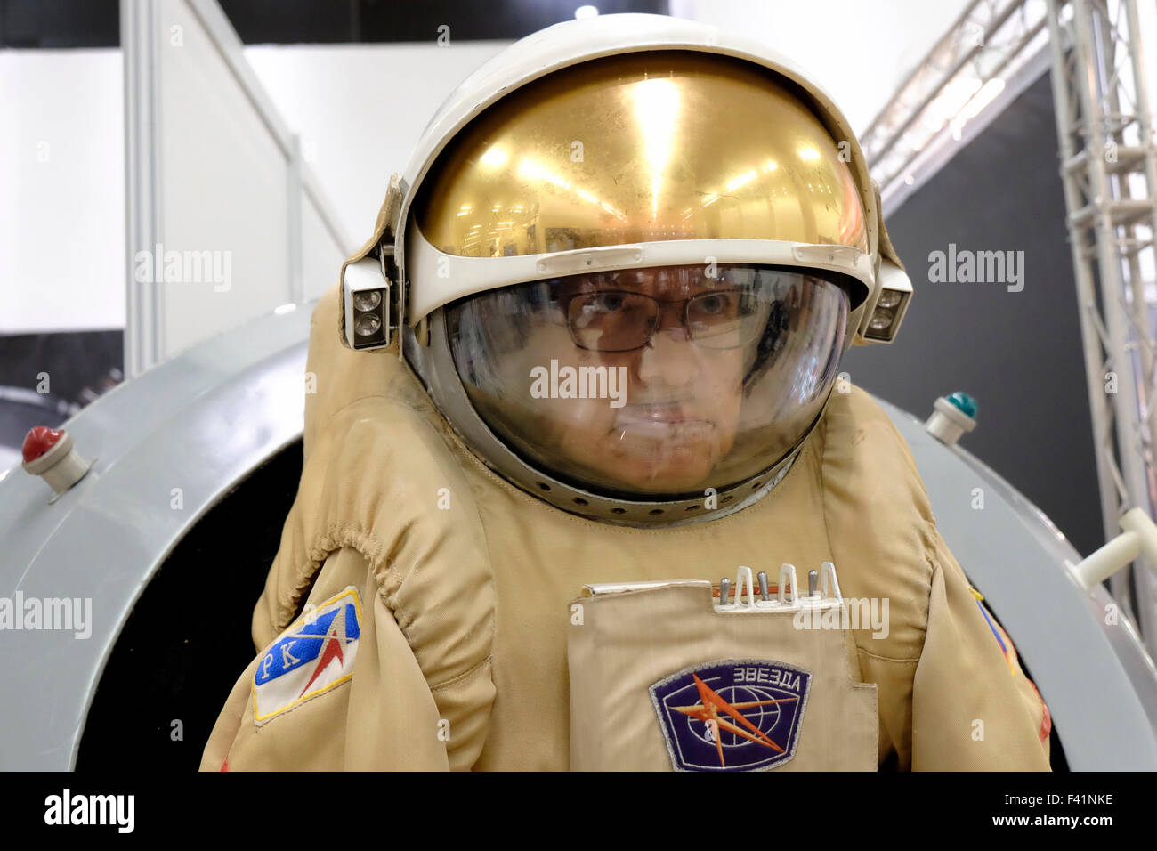 Ein Besucher im Inneren der Orlan-Raumanzug benutzt für Training Kosmonauten in der russischen Raumfahrt auf der IAC International Astronautical Congress in Jerusalem, Israel Stockfoto