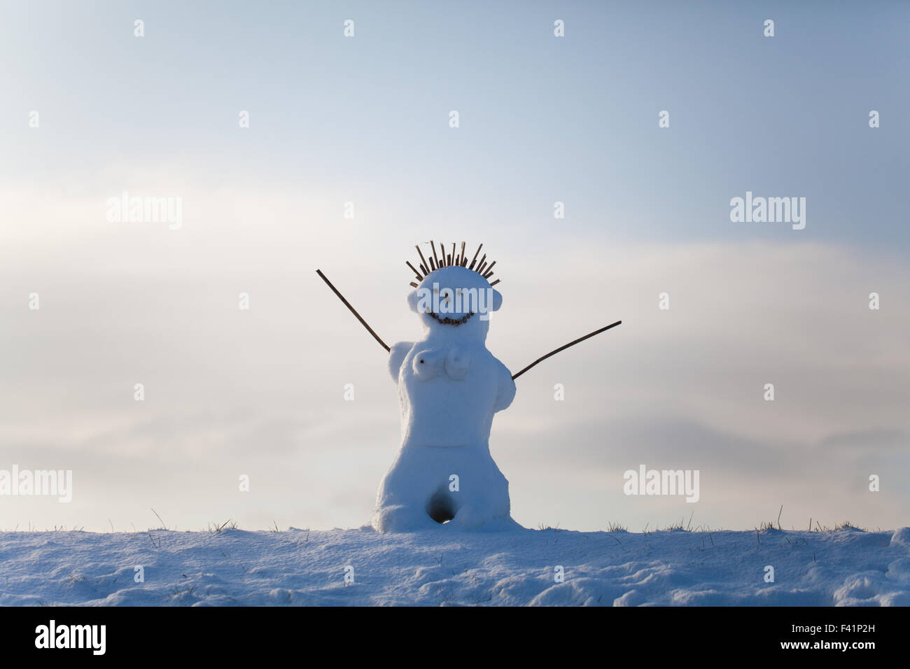 Weibliche Schneemann auf dem Deich Stockfoto