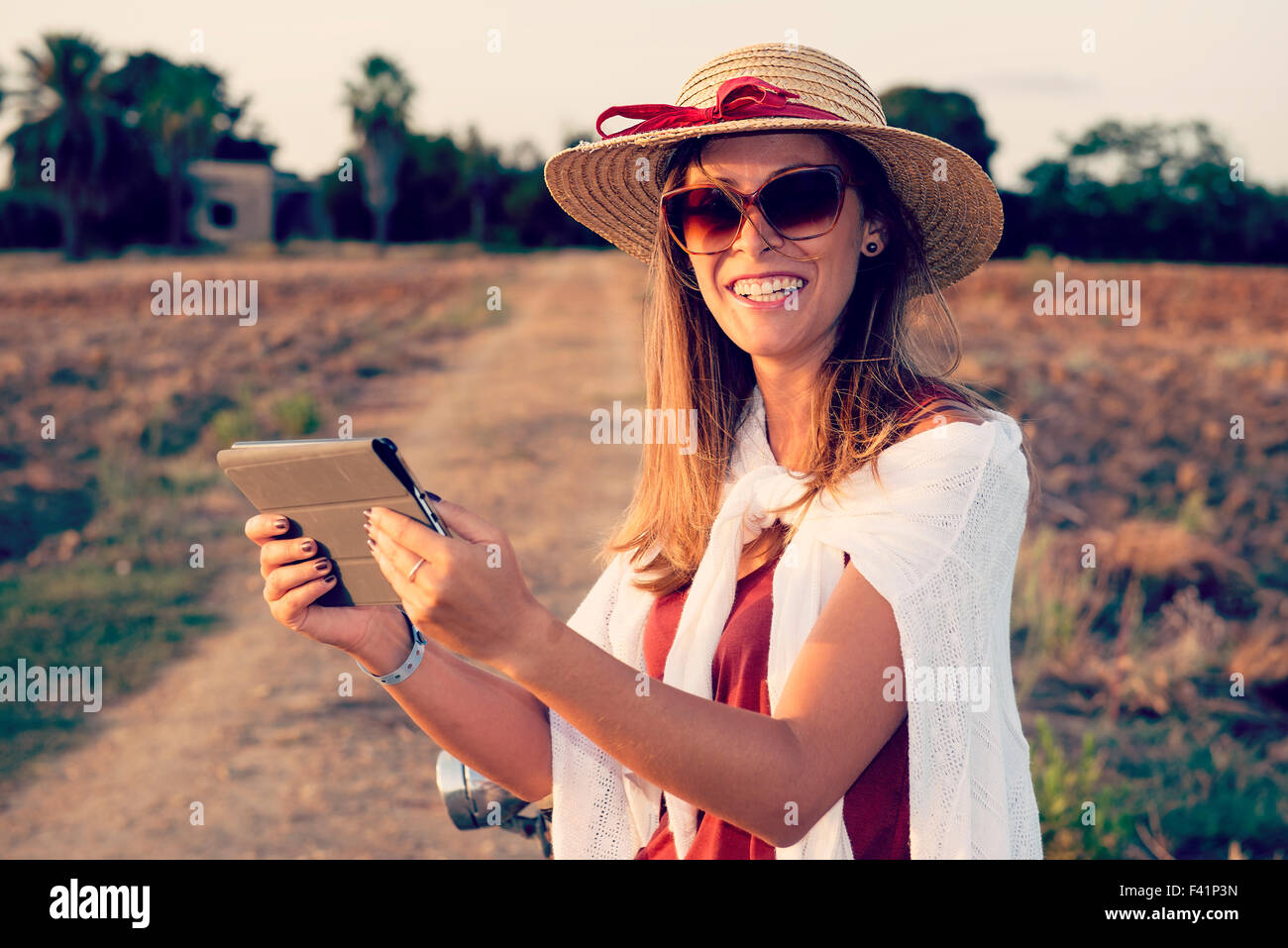 junge Frau im Lande arbeiten auf tablet Stockfoto