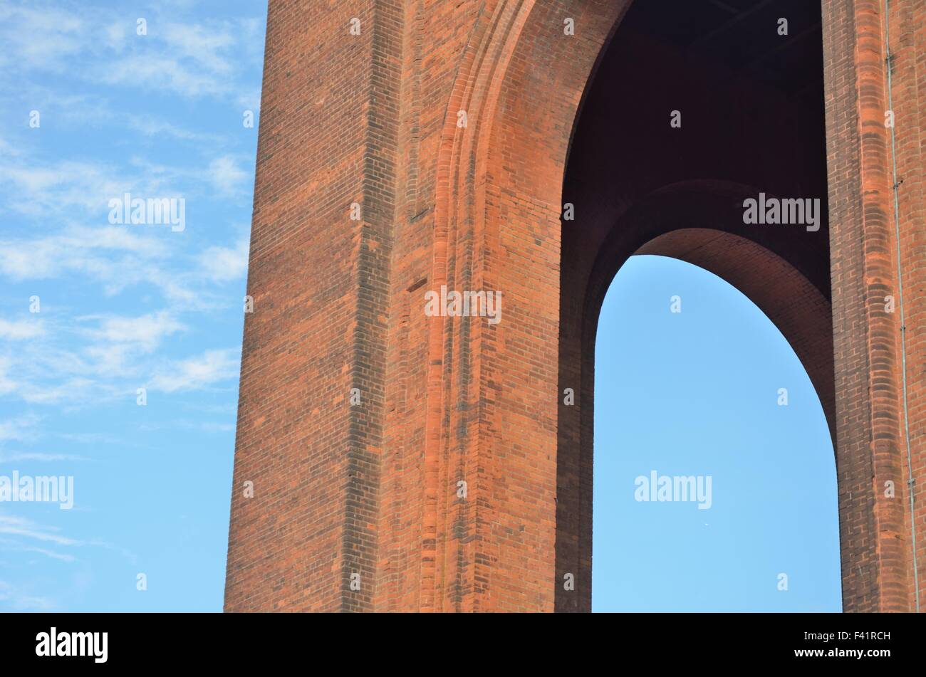 Auf der Suche nach oben im viktorianischen Wasserturm Stockfoto