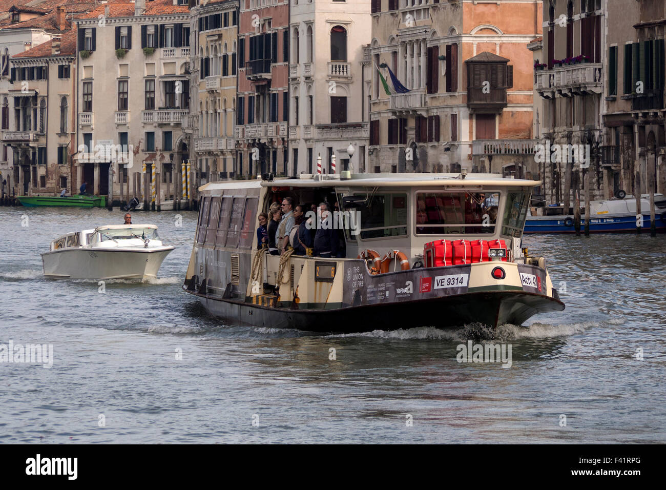 VENEDIG, ITALIEN - 06. MAI 2015: ACTV Vaporetto Wasserbus auf dem Canal Grande Stockfoto