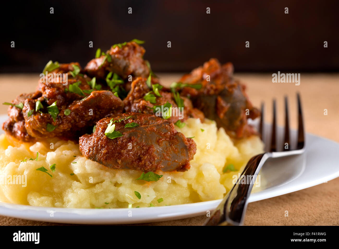 Geflügelleber mit Tomatensauce und Kartoffelpüree Stockfoto