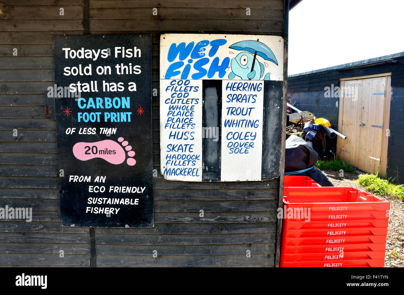 Hastings, East Sussex, England, UK. Frischer Fisch stand am Strand mit einem niedrigen Kohlenstoff-Fußabdruck Stockfoto