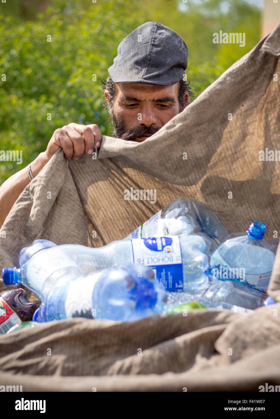 Ein Zigeuner Mann Sammelt Plastikflaschen Aus Dem Mullcontainer In Grossen Meschotschek Stockfotografie Alamy