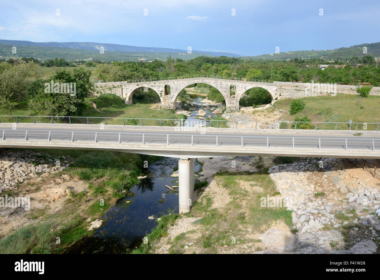 Roman Pont Julien oder Julian Brücke & moderne Brücke über den Fluss Calavon Bonnieux Luberon Provence Frankreich Stockfoto