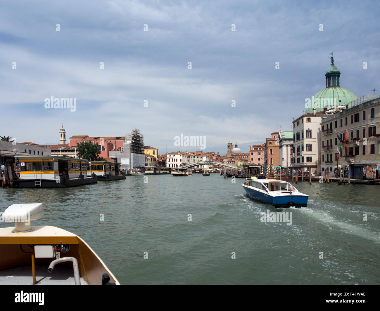 Blick entlang der Canal Grande und die Prachtbauten, die es Venedig Linie Stockfoto