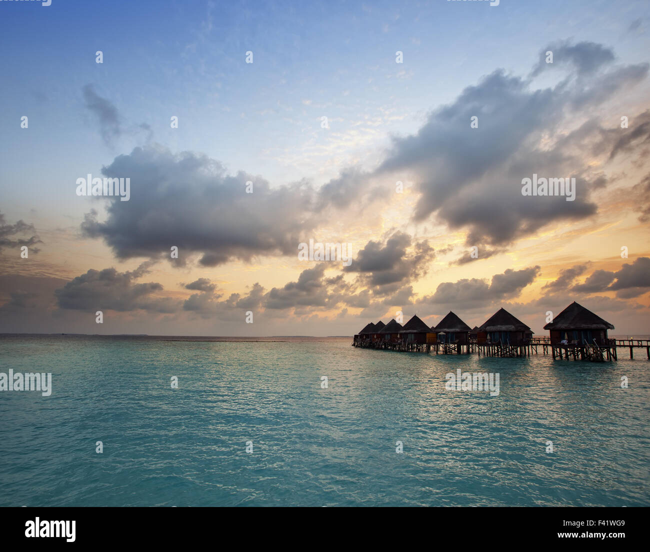 Häuser über dem Meer bei Sonnenaufgang. Malediven Stockfoto