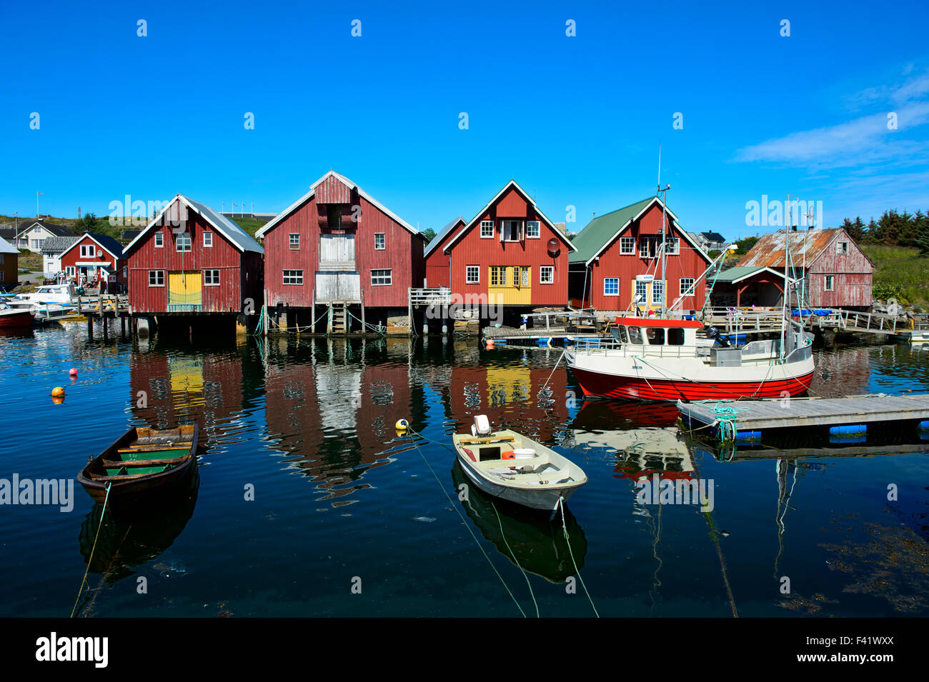 Lagerhallen im Hafen von Bud, Fræna Kommune, Romsdalshalvøya oder Møre Og Romsdal Halbinsel Romsdal, Norwegen Stockfoto