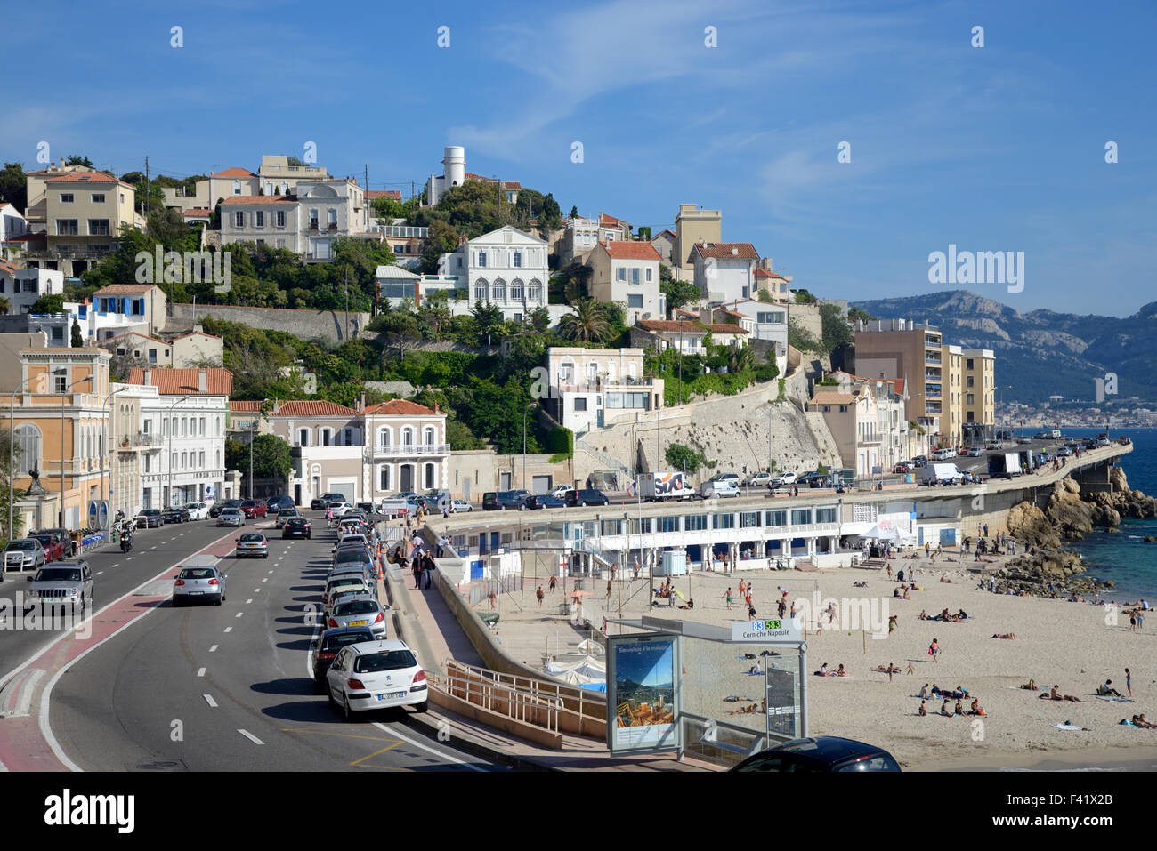 La Corniche Küstenstraße direkt am Meer oder am Wasser & La Prophète Strand Marseille Provence Frankreich Stockfoto
