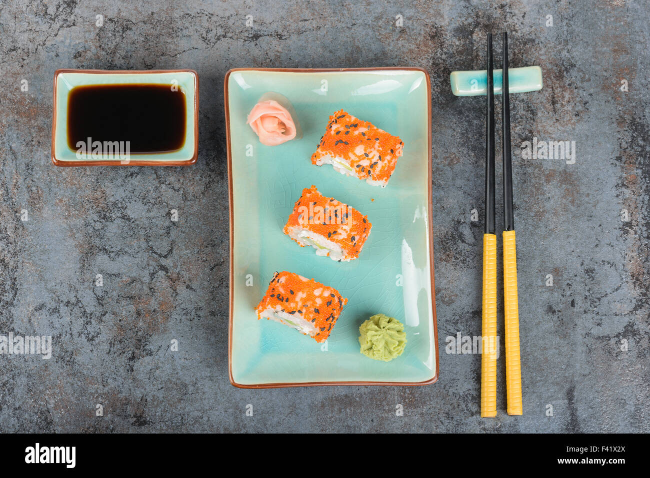Sushi-Rollen auf dem Tisch. Ansicht von oben. Stockfoto