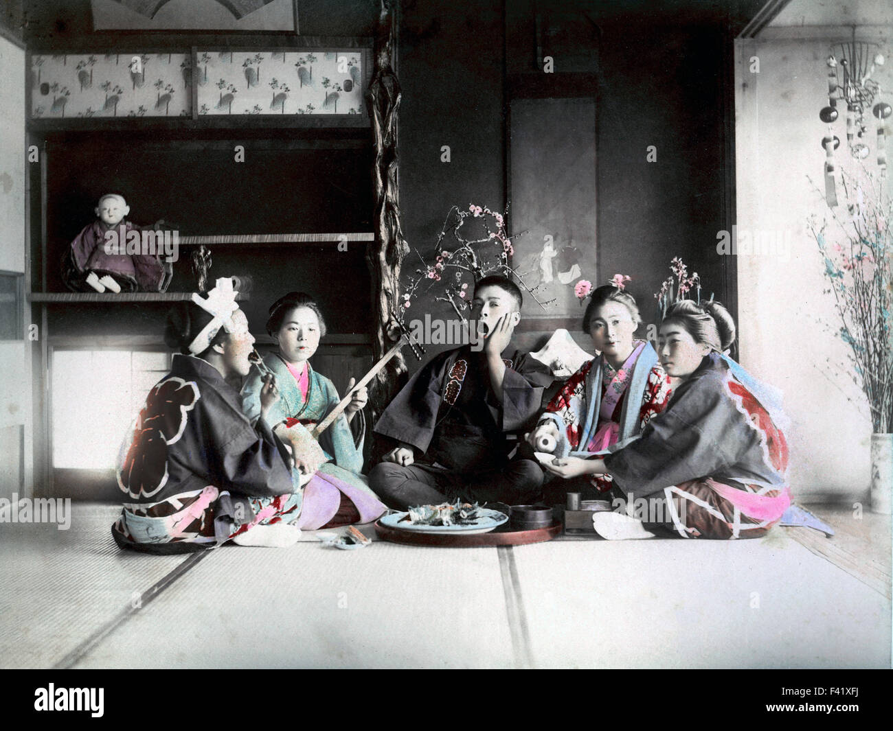 Vier Frauen und Mann musizieren, Japan Stockfoto