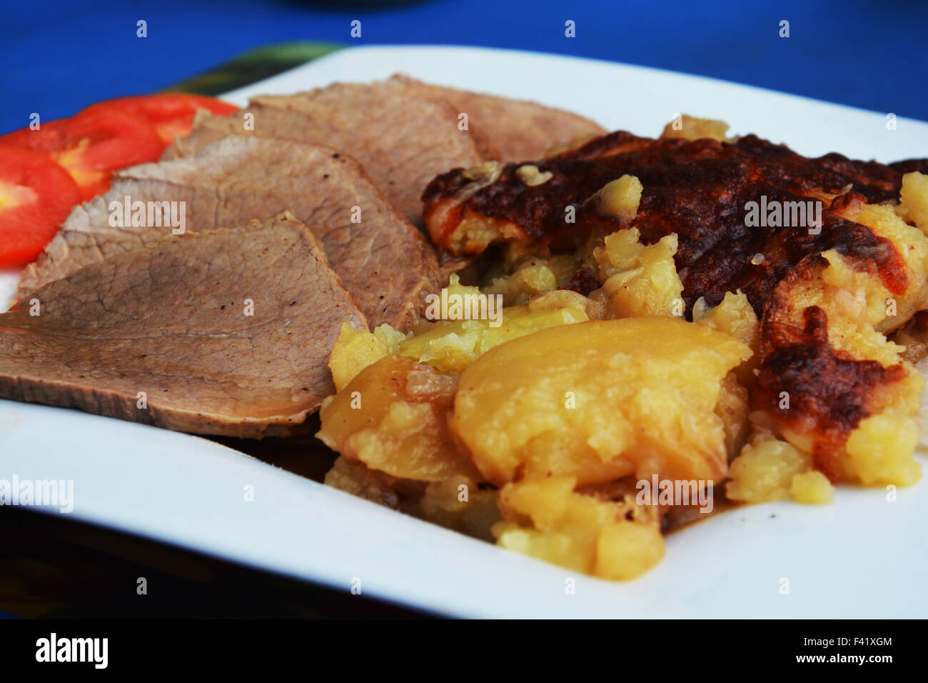 Portion Roasto mit Kartoffel-Bolonjeur im arabischen restaurant Stockfoto