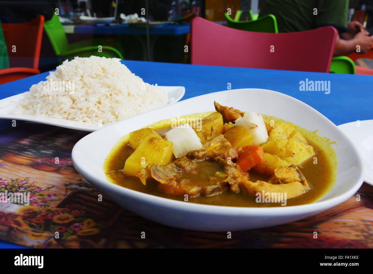 Portion Reis und Rindfleisch-Curry Stockfoto