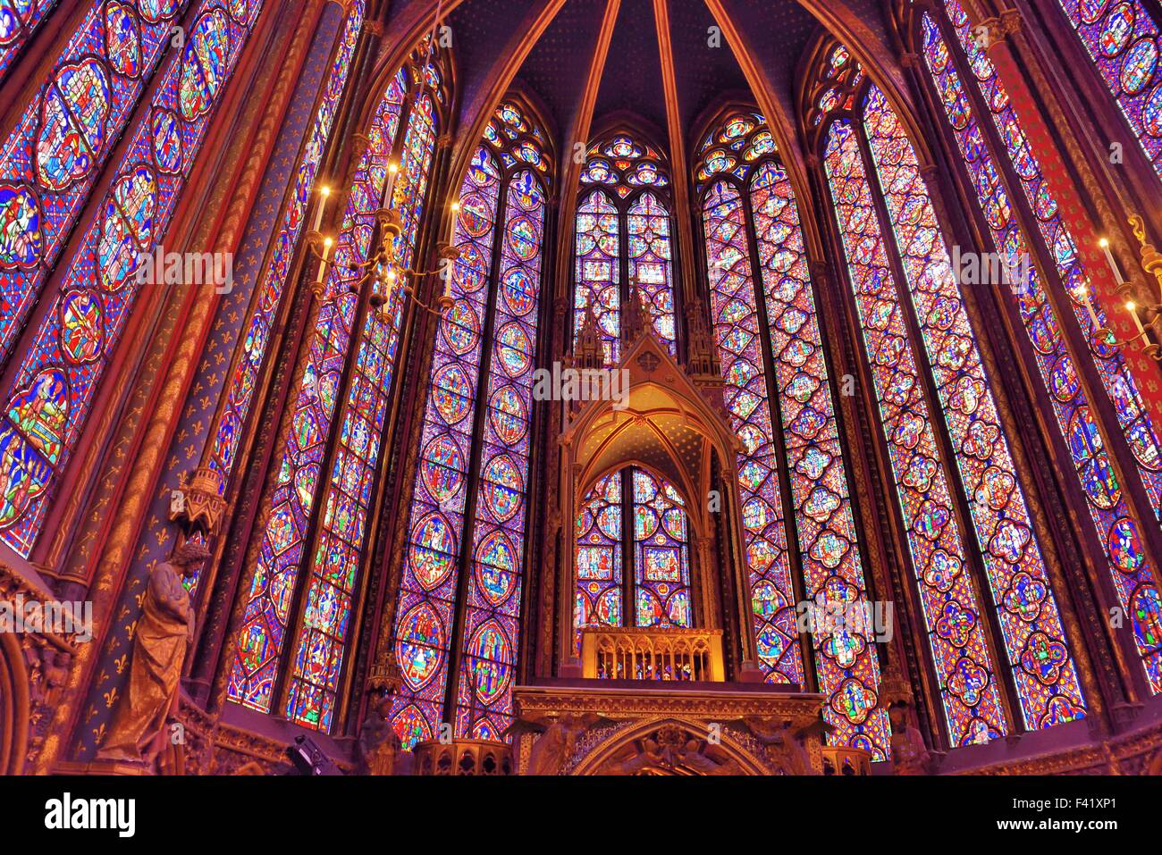 Sainte Chapelle, königliche mittelalterliche gotische Kapelle, 13. Jahrhundert, Apsis mit Reliquienschrein, bunt bemalte Glasfenster mit Szenen Stockfoto