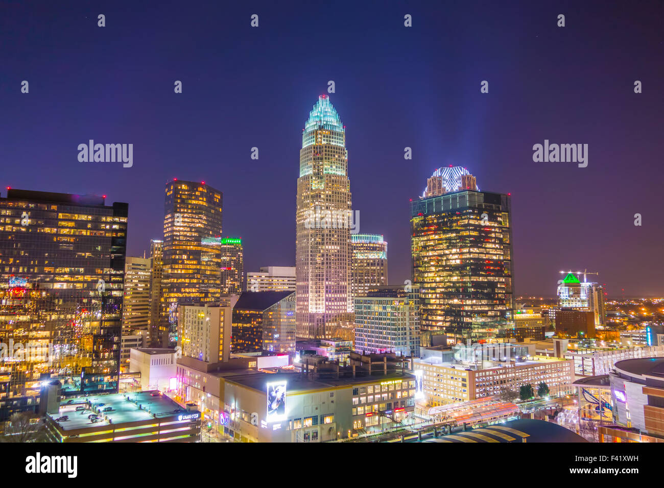 Blick auf Skyline von Charlotte Antenne bei Sonnenuntergang Stockfoto