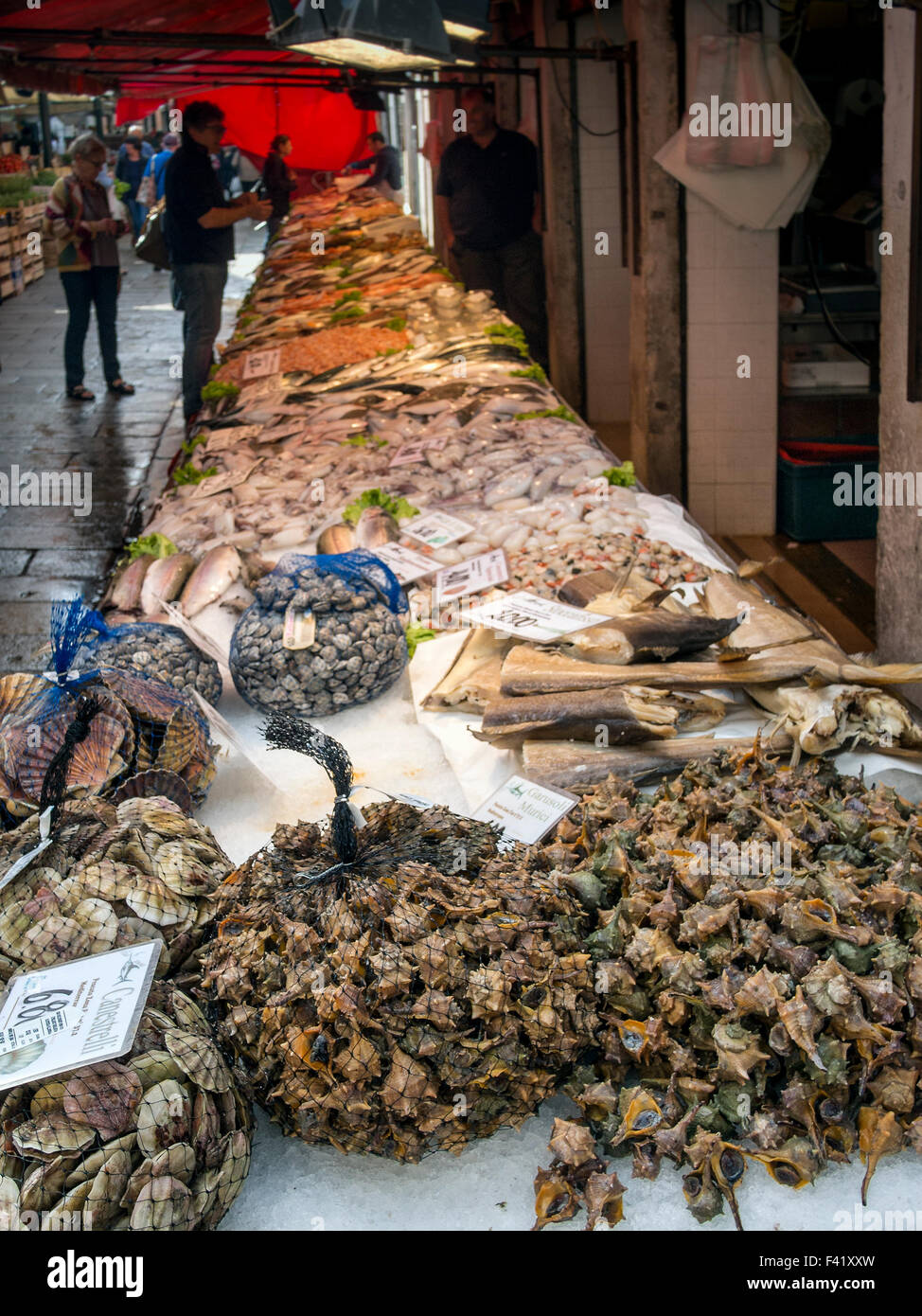 Fisch stand im Markt von Rialto in Venedig Stockfoto
