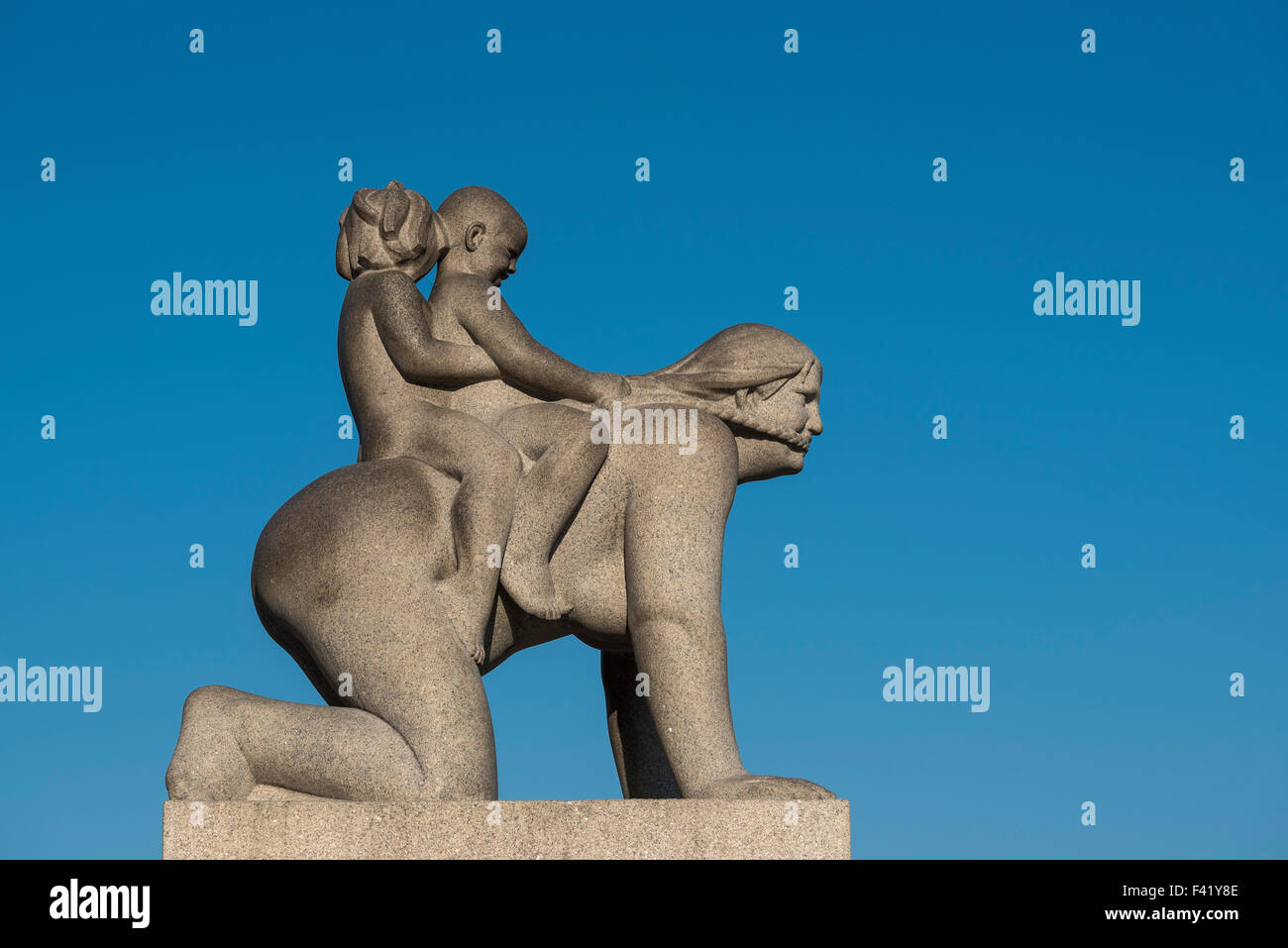 Kinder reiten auf dem Rücken der Frau, Granit-Skulptur von Gustav Vigeland, Vigeland Skulpturenpark, Frognerparken, Frogner, Oslo Stockfoto