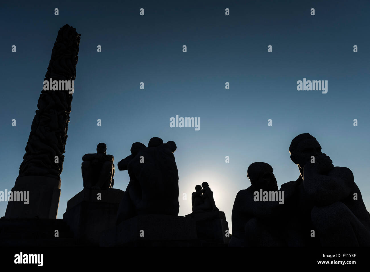 Silhouette, Skulpturen Granit vor Monolith des Volkes von Gustav Vigeland, Vigeland Skulpturenpark, Frognerparken Stockfoto