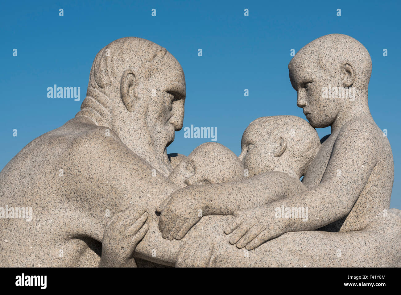 Alte Mann und drei Kinder, Granit-Skulptur von Gustav Vigeland, Vigeland Skulpturenpark, Frognerparken, Frogner, Oslo, Norwegen Stockfoto