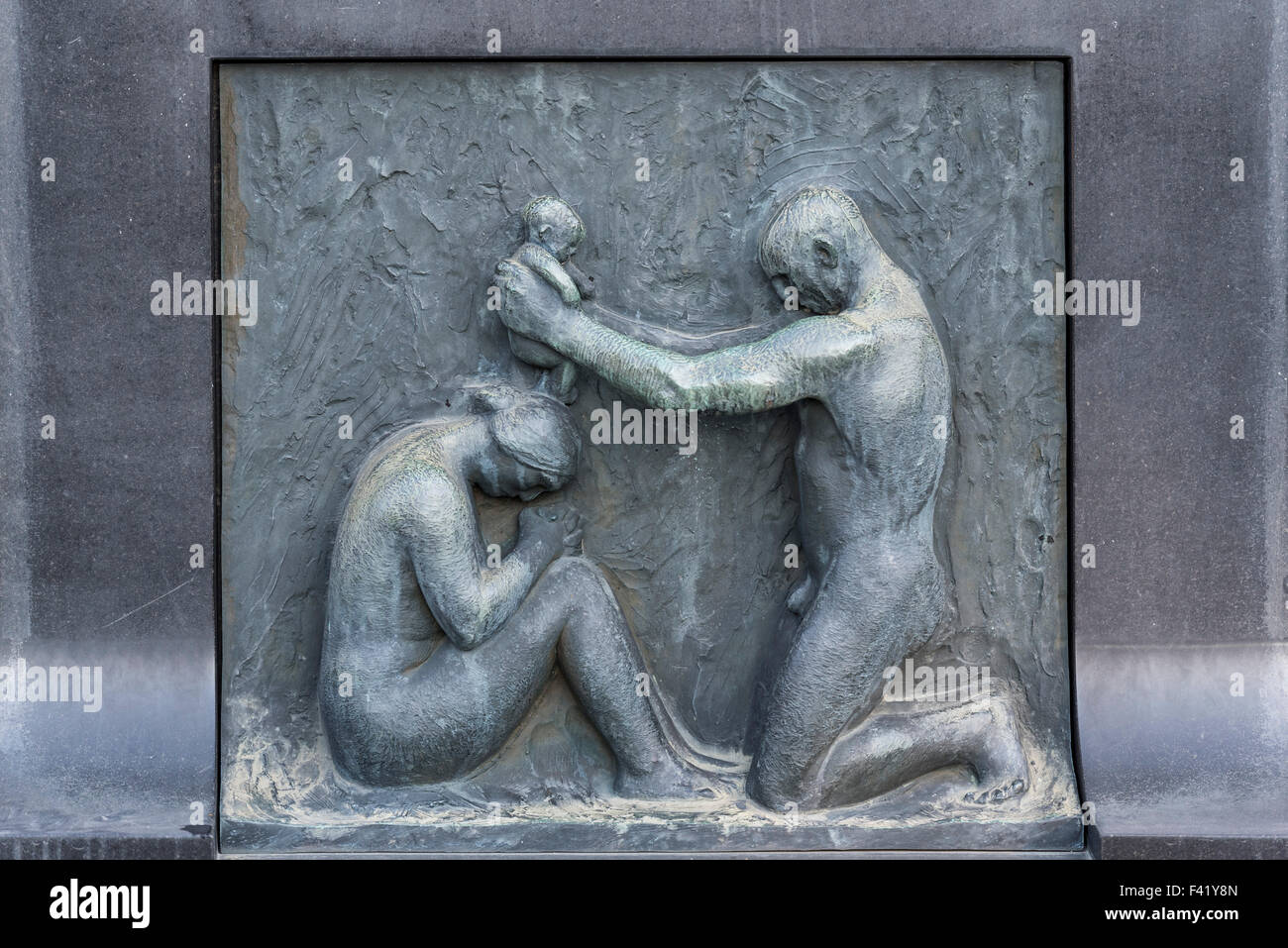 Mama, Papa und Baby, Bronzerelief von Gustav Vigeland, Vigeland Skulpturenpark, Frognerparken, Frogner, Oslo, Norwegen Stockfoto