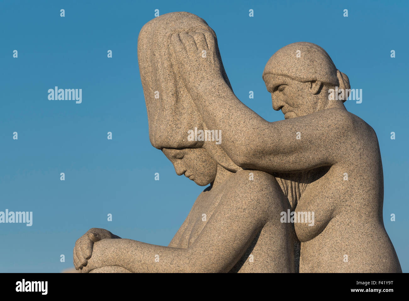 Alte und junge Frau, Granit-Skulptur von Gustav Vigeland, Vigeland Skulpturenpark, Frognerparken, Frogner, Oslo, Norwegen Stockfoto