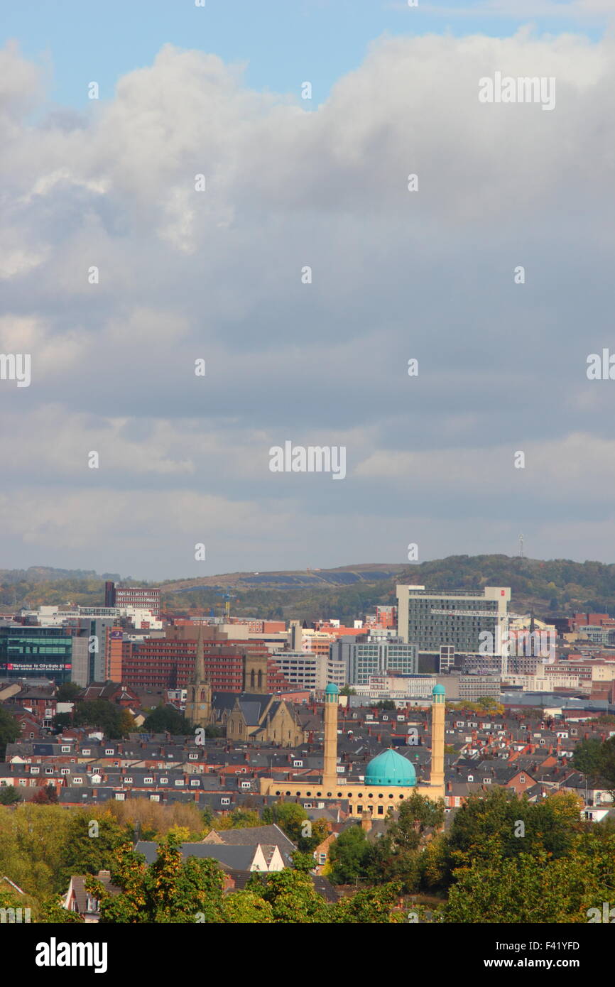 Die Skyline der Stadt von Sheffield in South Yorkshire, England, gesehen aus dem Süden der Stadt - - Oktober 2015. Stockfoto