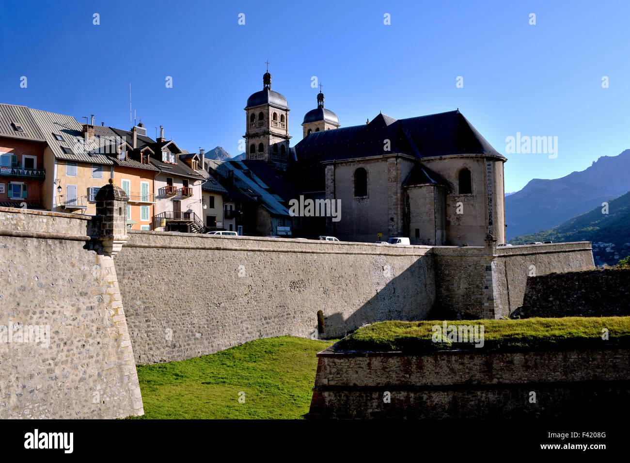 Briancon, Stadtmauer und Kirche, historische wichtige Stadt in den Bergen, die höchstgelegene Stadt Europas, Französische Alpen, Frankreich Stockfoto