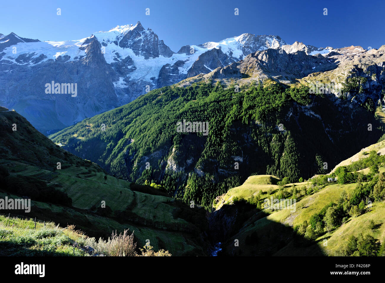 Panoramablick auf Dorf Oratoire du Chazelet, Französische Alpen, Frankreich Stockfoto