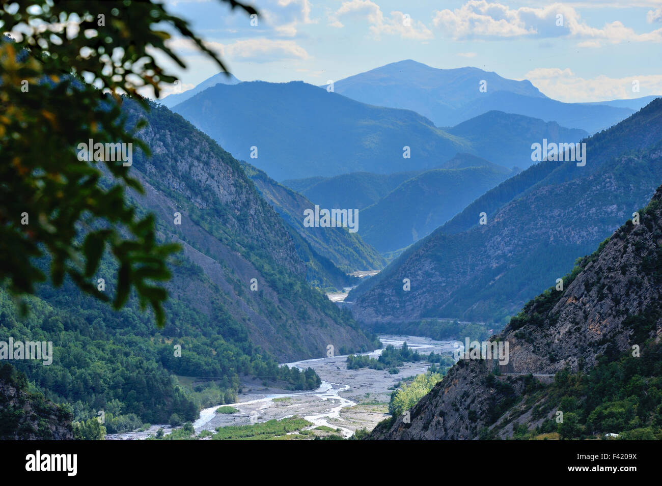 typische Landschaft der wilden Seealpen Tal mit schroffen Bergketten, hier Gorges de Daluis, Französische Alpen, Frankreich Stockfoto