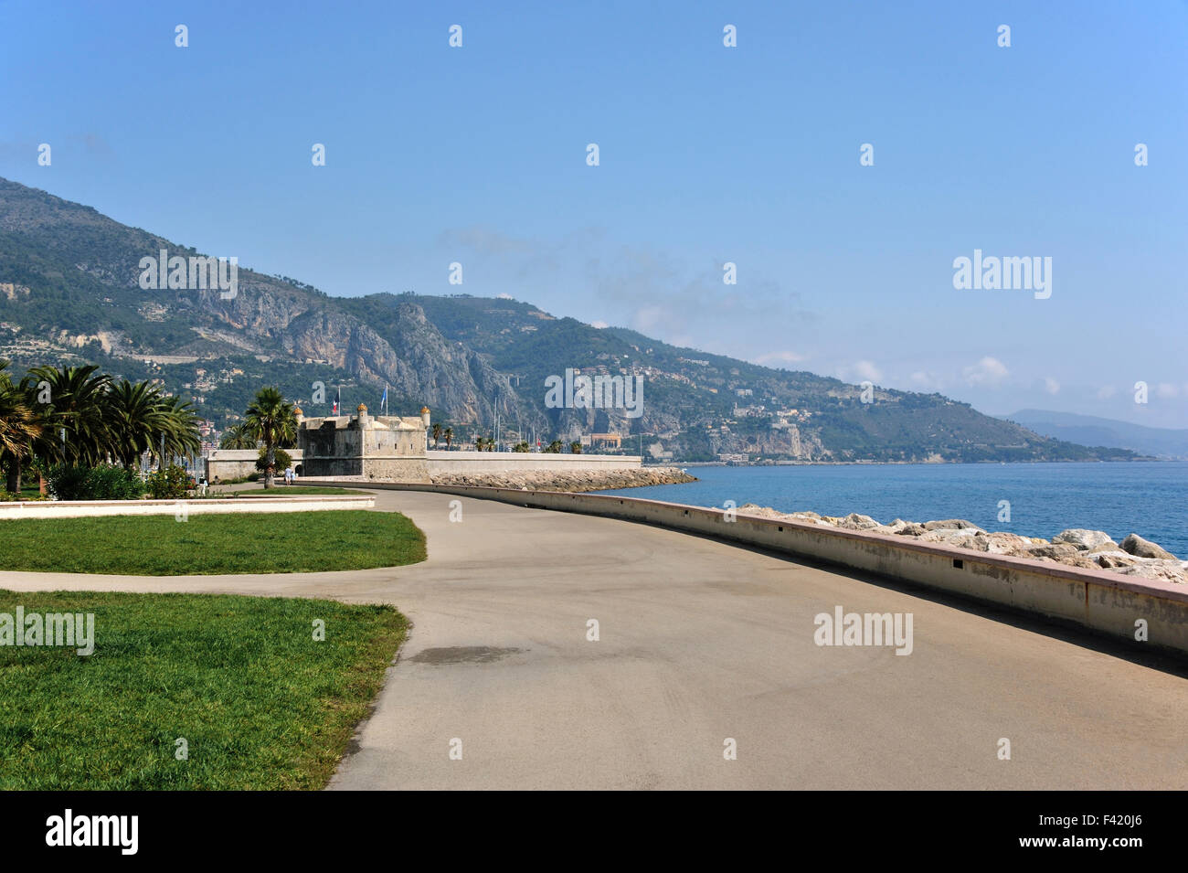 Promenade der malerischen Stadt Menton an der Côte d ' Azur, in der Nähe der italienischen Grenze, malerisches Städtchen Menton an der Côte d ' Azur Stockfoto