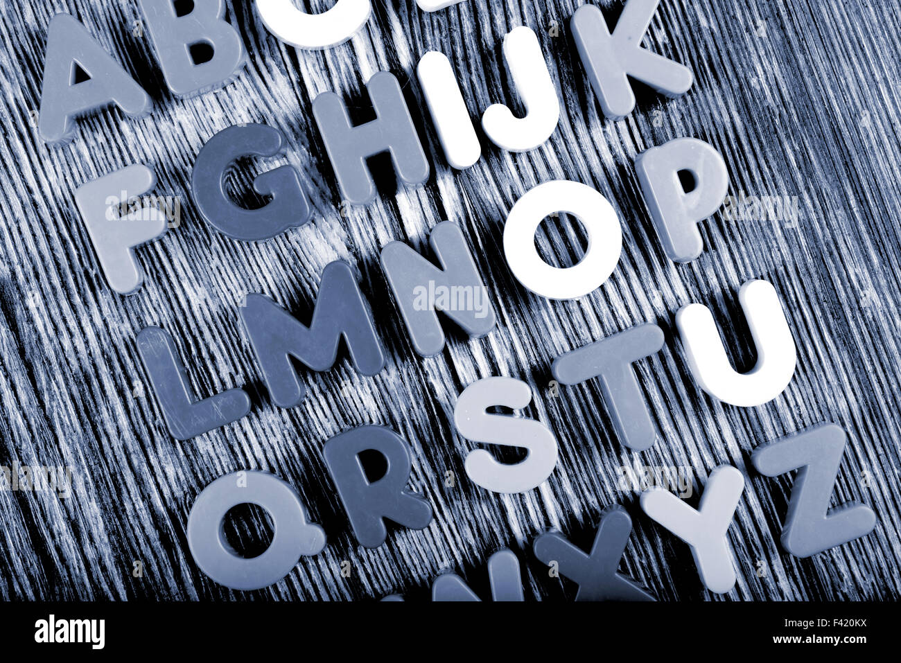Zusammensetzung der bunten Kunststoff-Alphabet Buchstaben auf hölzernen Hintergrund Stockfoto