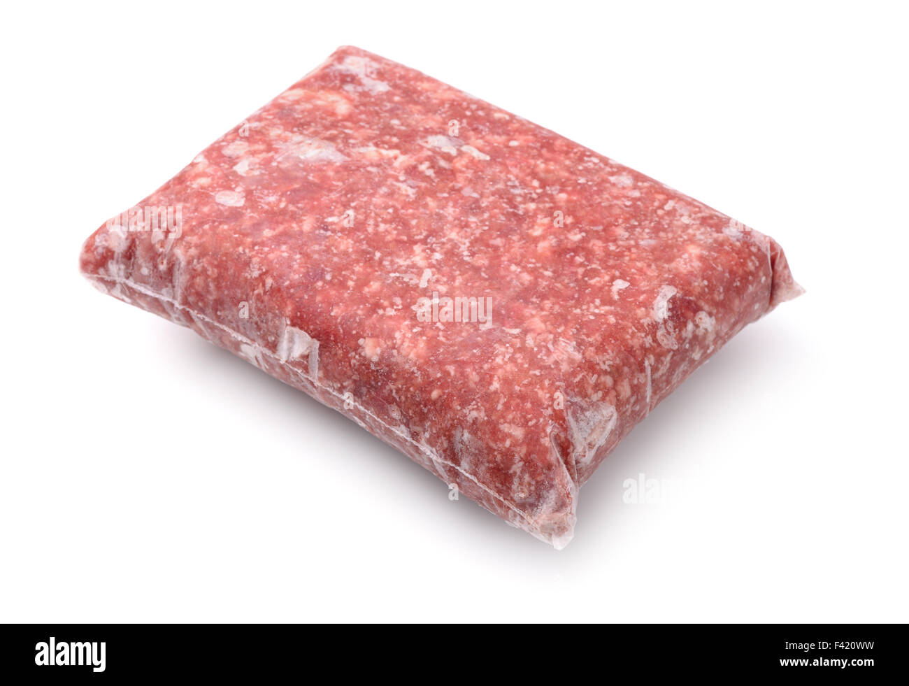 Pack von gefrorenen Hackfleisch isoliert auf weiss Stockfoto