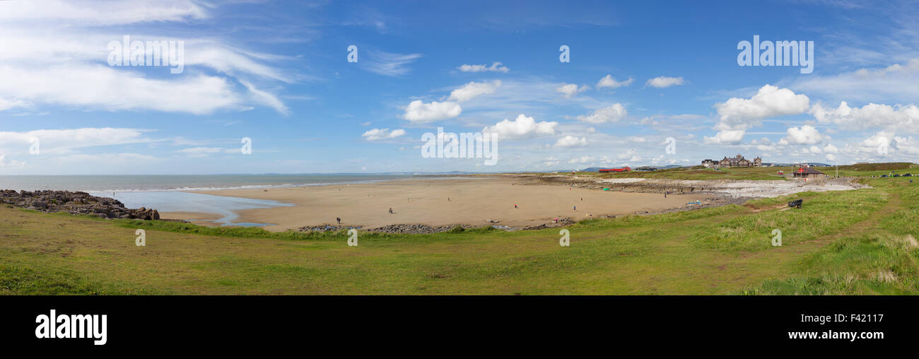 Panoramische Ansicht von Rest Bay, Porthcawl, Wales an einem sonnigen Tag. Stockfoto