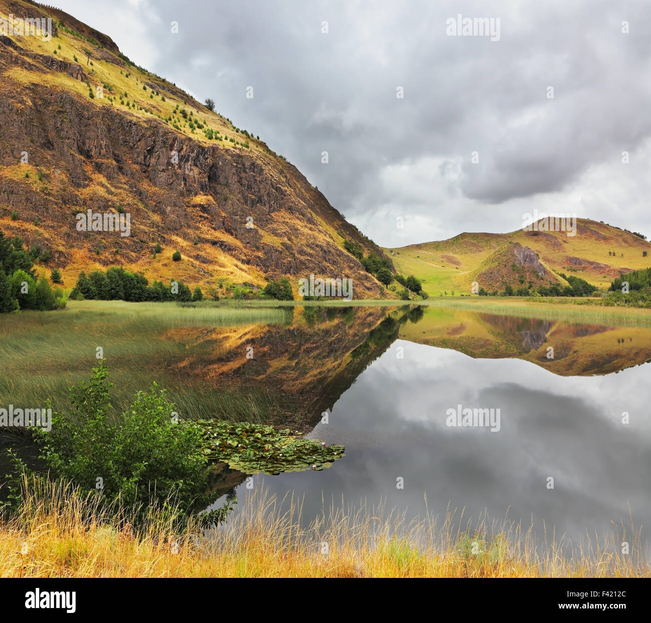 Hügeligen Küste im Wasser gespiegelt Stockfoto