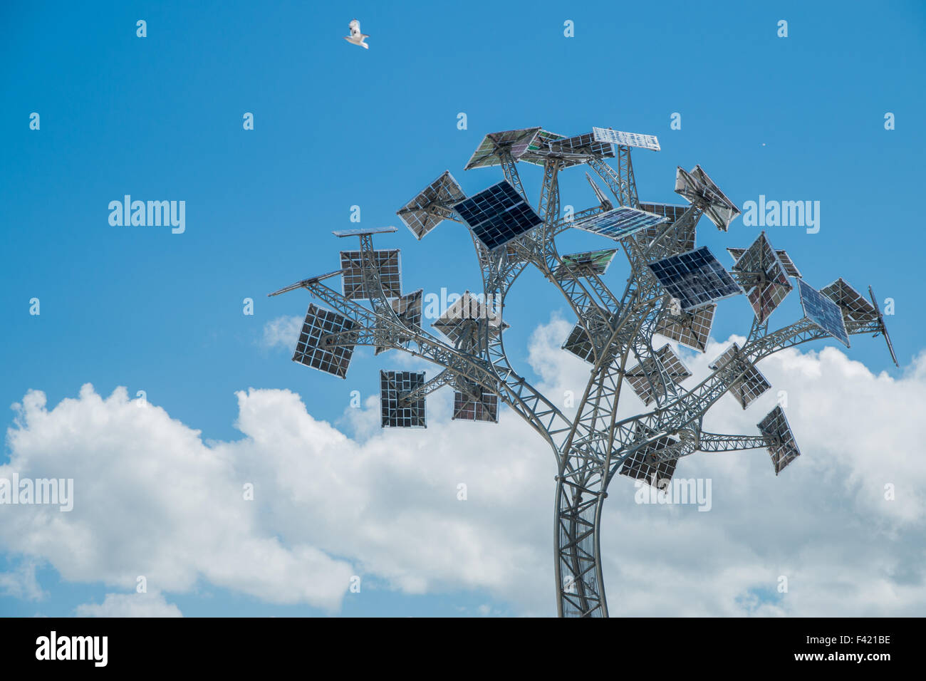 Bristol "Energy Tree", ein Solar-Panel-Baum bietet eine grüne Handy Ladestation. Stockfoto