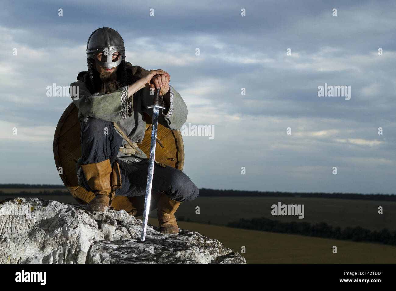 Ritter auf einem Felsen sitzen Stockfoto