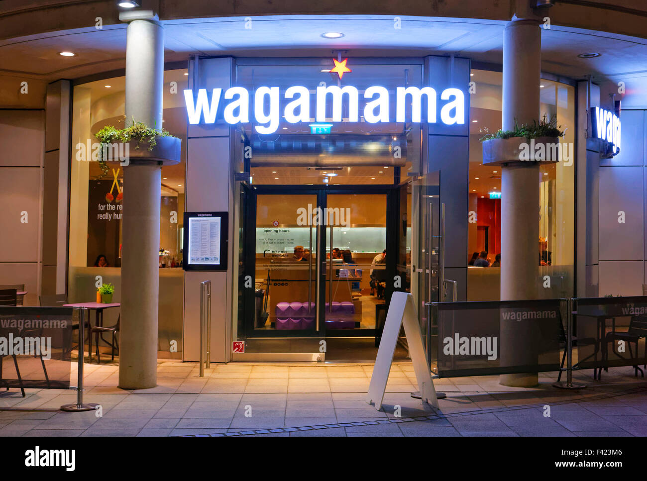 Wagamama Restaurant in der Nacht im Vereinigten Königreich Stockfoto