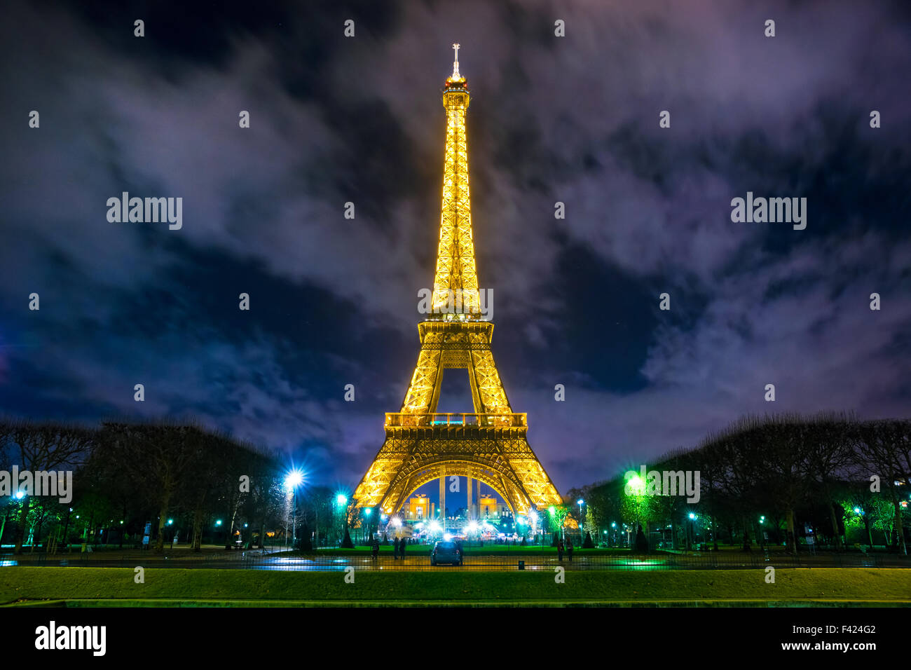 PARIS - Dezember 05: Beleuchtung 5. Dezember 2012 in Paris den Eiffelturm. 1985 gegründet, das neue System erlaubt die zu Stockfoto