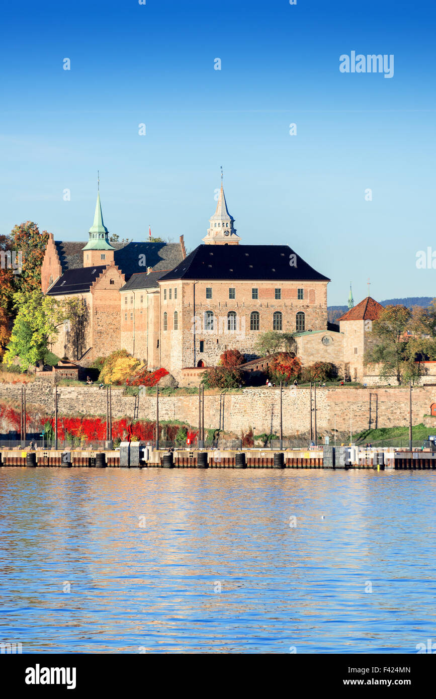 Akershus Festung am goldenen Stunden vertikale Stockfoto