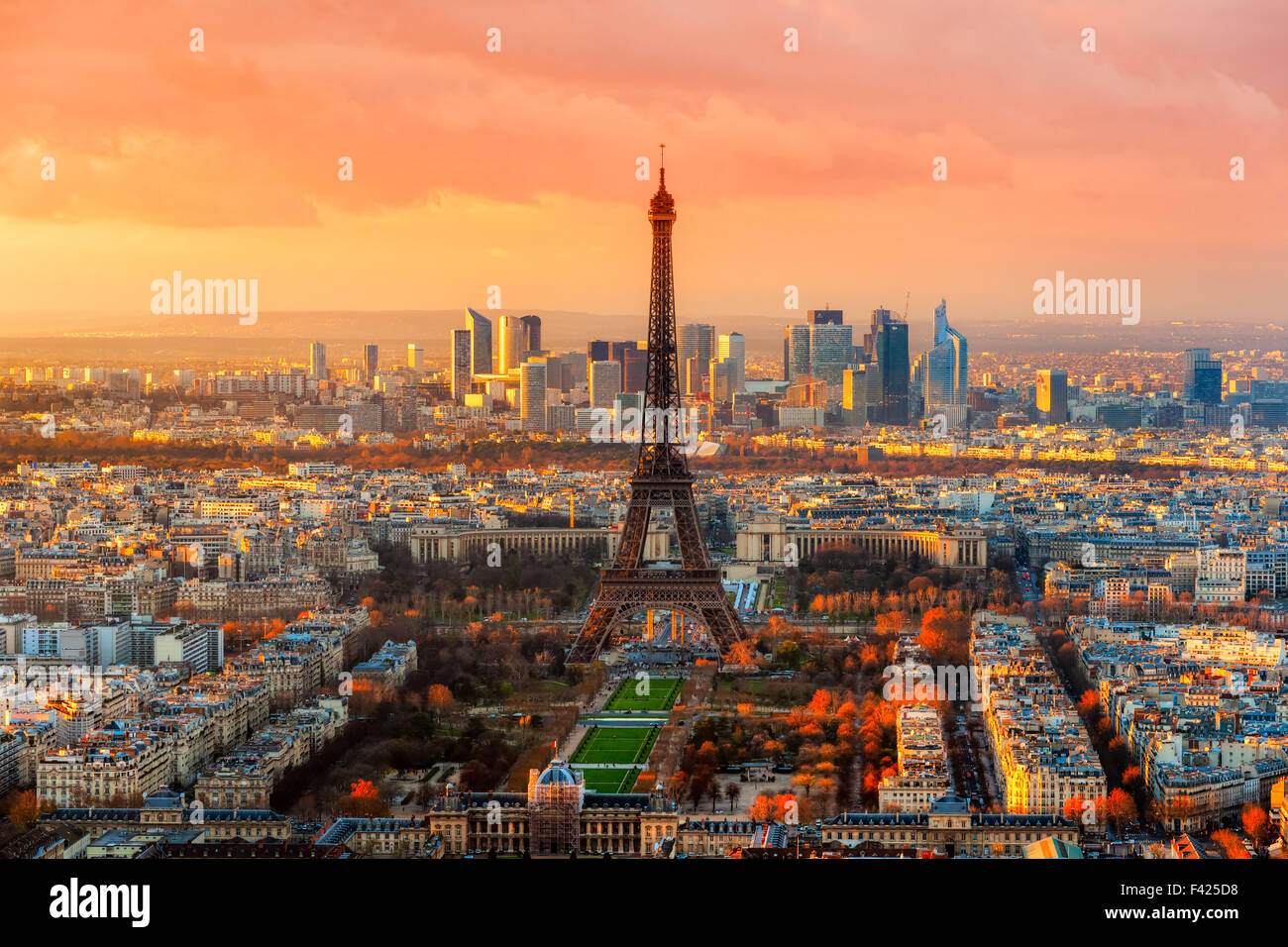 Weitwinkelaufnahme von Paris in der Dämmerung. Frankreich. Stockfoto
