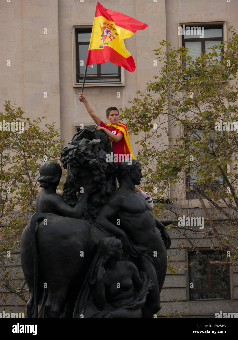 Junge klettert Statue an der Plaza Catalunya, eine Flagge gegen die Unabhängigkeit zu erhöhen Stockfoto