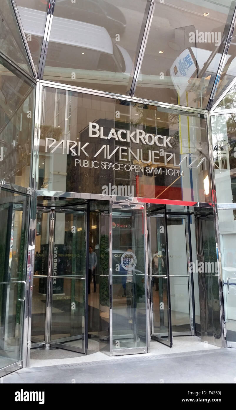 New York, USA. 13. Oktober 2015. Der Eingang zum Hauptquartier der Investment Management Corporation BlackRock an der Park Avenue in Midtown Manhattan in New York, USA, 13. Oktober 2015. BlackRock verwaltet rund 4,7 Milliarden US-Dollar. Foto: HANNES BREUSTEDT/Dpa/Alamy Live News Stockfoto