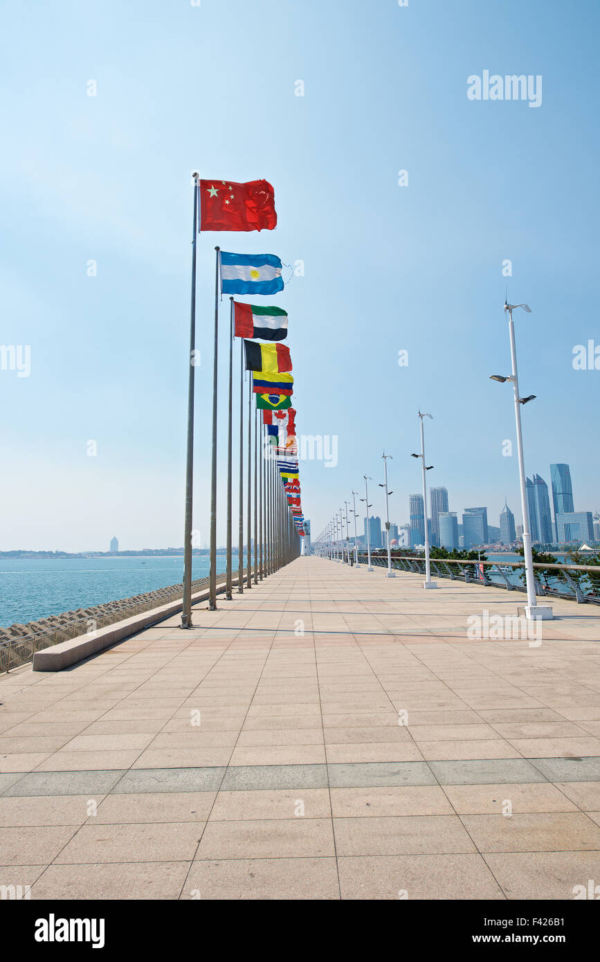 Eine Reihe von Fahnen mit chinesische Flagge führenden andere Nation. Aufstieg Chinas. Qingdao Stockfoto