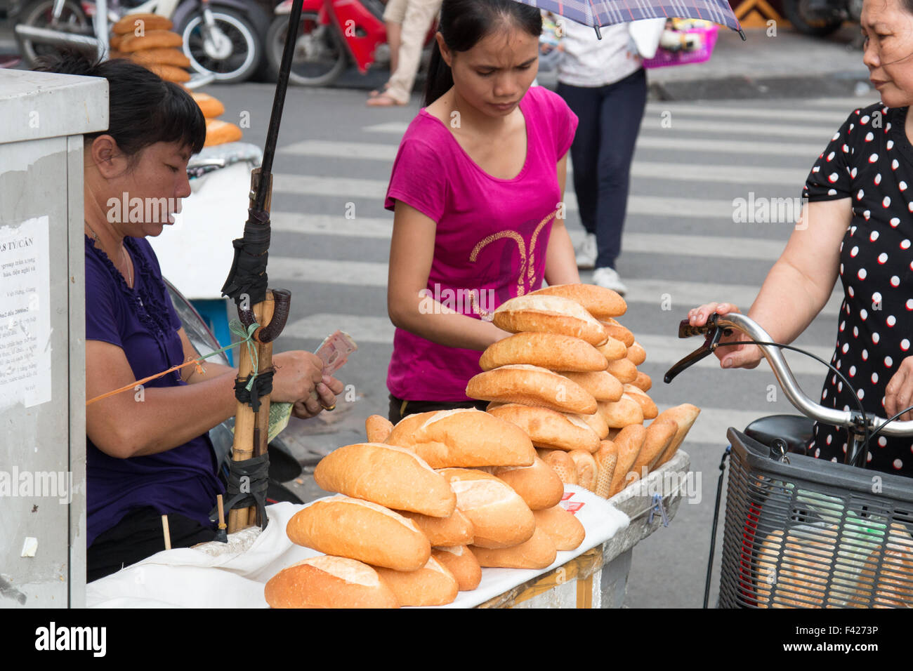 Die vietnamesische Dame verkauft frisches französisches Brot an einer Straßenecke in der Altstadt von Hanoi, der Hauptstadt Vietnams, Asien Stockfoto