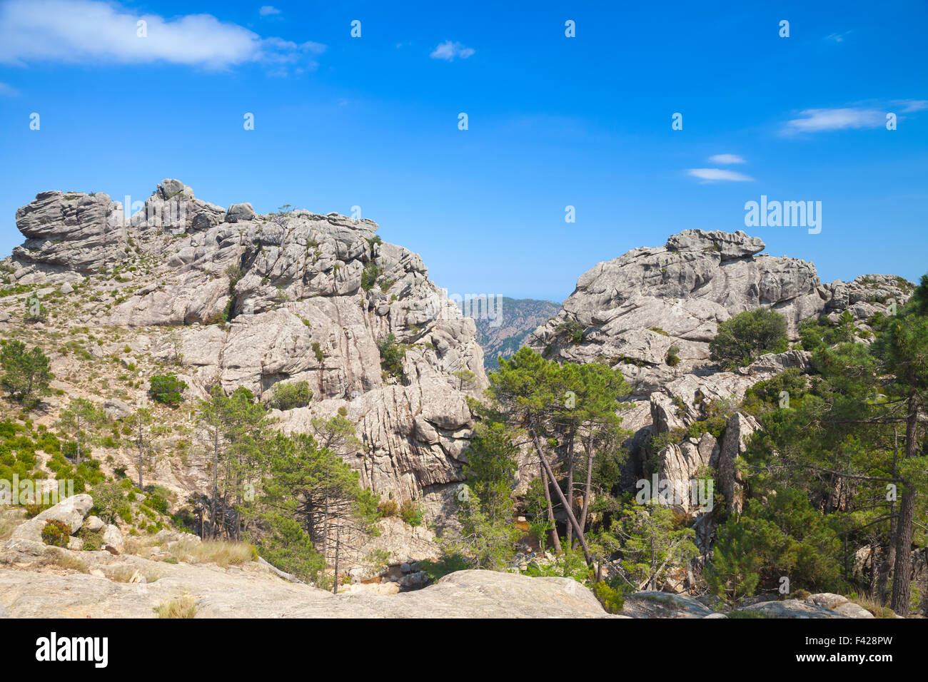 Wilde Berglandschaft mit Felsen unter blauem Himmel. Süden der Insel Korsika, Frankreich Stockfoto